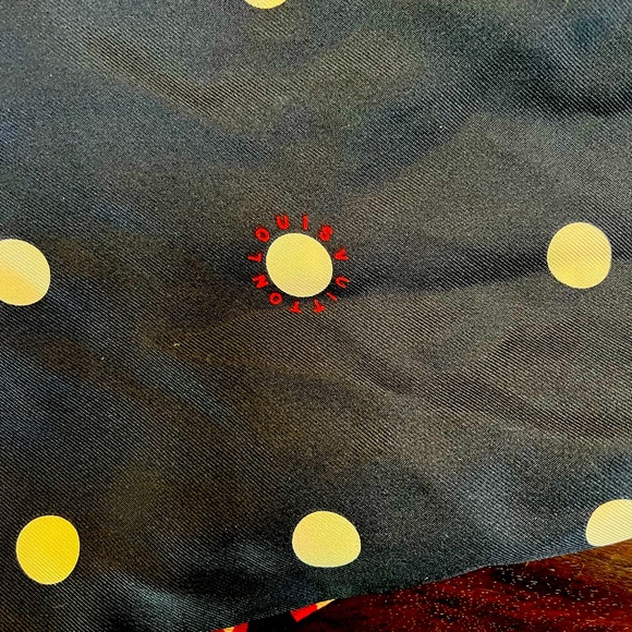 Louis Vuitton silk infinity scarf. Stephen Sprouse collection - Picture 3 of 3